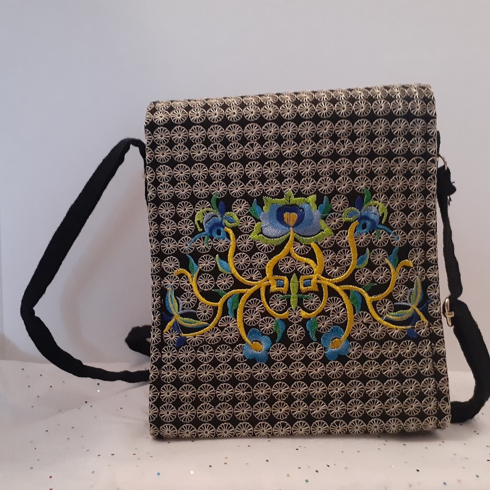 *NWOT* Crossbody Embroidered Clasp Bag - Picture 5 of 6